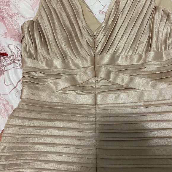 Has minor small stains should come off when wash - Picture 4 of 7